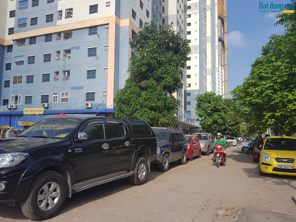 Cận cảnh xế hộp thi nhau "điền vào chỗ trống", KĐT Kim Văn - Kim Lũ "nghẹt thở"