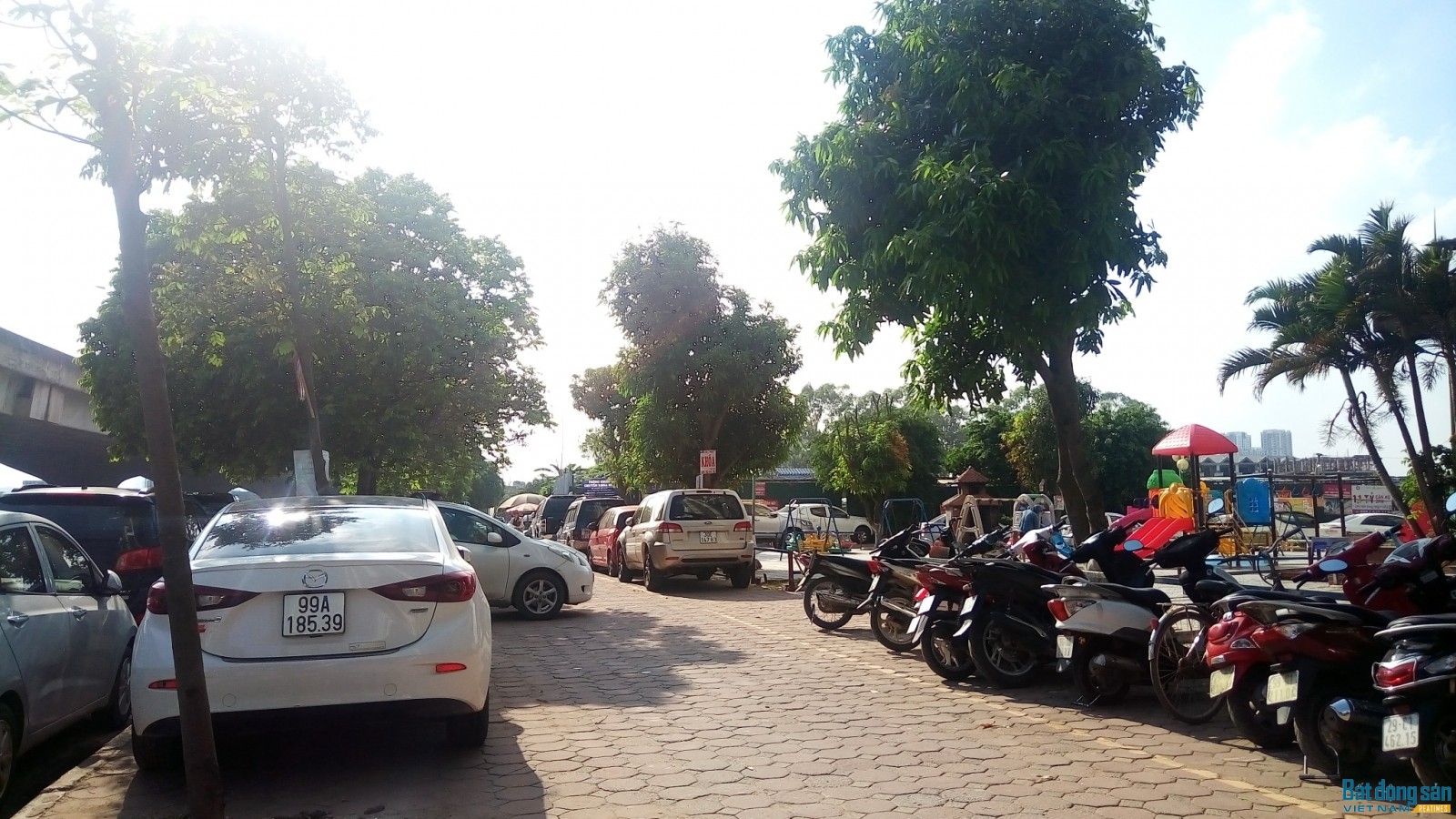 Xế hộp tràn lòng đường, bịt kín lối chung cư