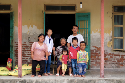 Chồng bà Tuấn bị lùn, sinh ra 4 người con lùn và giờ đến đời cháu cũng bị. Ảnh: Selly Naouma.