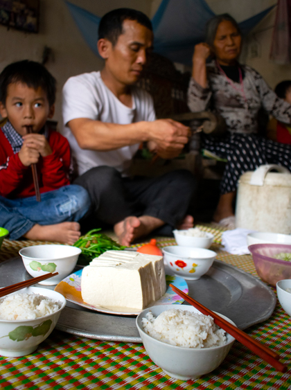 Đây là mâm cơm cho 5 trẻ nhỏ và 7 người lớn.