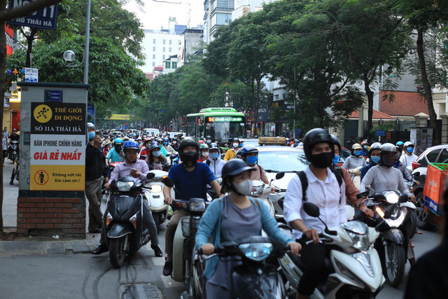 Cháy lớn tại nhà hàng Nét Huế đúng giờ tan tầm, giao thông ùn tắc kéo dài - Ảnh 4. Cháy lớn tại nhà hàng Nét Huế đúng giờ tan tầm, giao thông ùn tắc kéo dài - Ảnh 4.